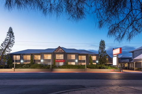 Bellevue On The Lakes - Accommodation Newcastle 0
