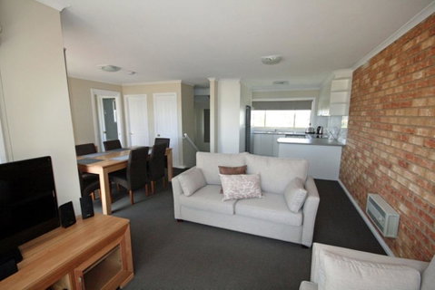 Beloka 9 - Overlooking Lake Jindabyne - Accommodation Newcastle 2