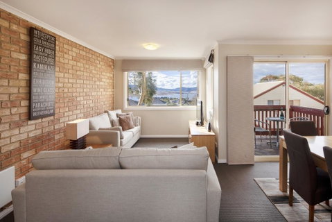 Beloka 9 - Overlooking Lake Jindabyne - Accommodation Newcastle 0