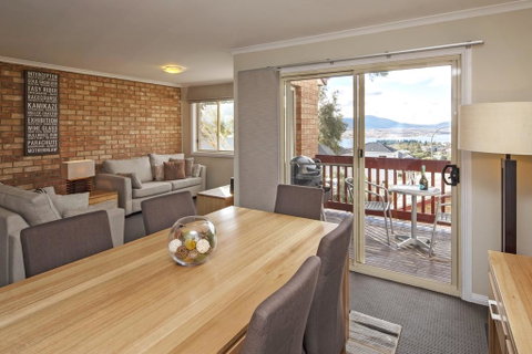Beloka 9 - Overlooking Lake Jindabyne - Accommodation Newcastle 3