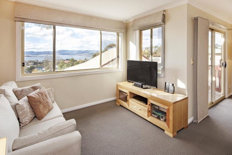 Beloka 9 - Overlooking Lake Jindabyne - Accommodation Newcastle 1