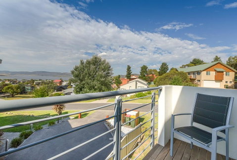 Beloka Close - Modern, Spacious, And Pet Friendly Accommodation - Accommodation Newcastle 0