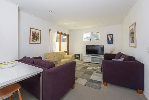 Beloka Close - Modern, Spacious, And Pet Friendly Accommodation - Accommodation Newcastle 2
