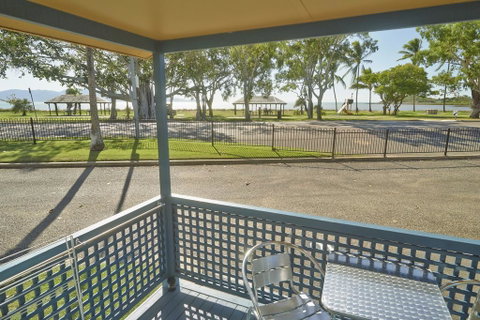 BIG4 Rowes Bay Beachfront Holiday Park - Accommodation Newcastle 2