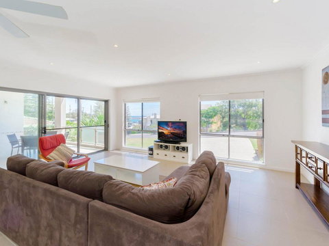 Bimbadeen Unit 3 - Across From The Beach - Lift In Complex - Accommodation Newcastle 2