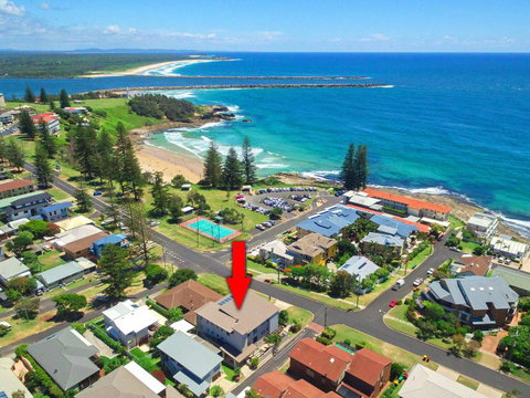 Bimbadeen Unit 3 - Across From The Beach - Lift In Complex - Accommodation Newcastle 0