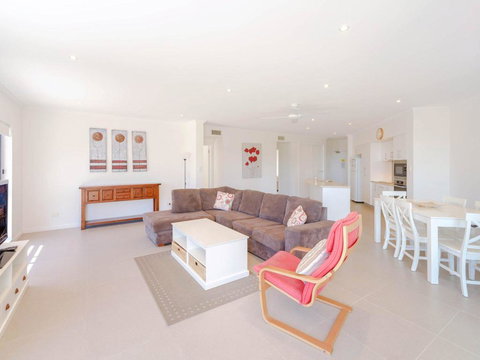 Bimbadeen Unit 3 - Across From The Beach - Lift In Complex - Accommodation Newcastle 1