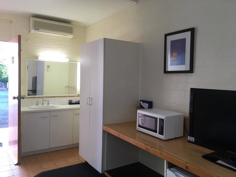 Bishops Lodge Narrandera - Accommodation Newcastle 3