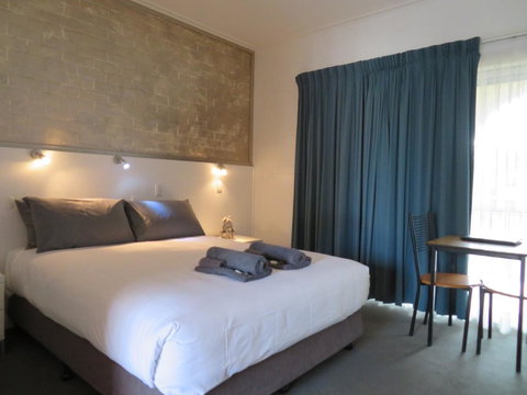 Bishops Lodge Narrandera - Accommodation Newcastle 2