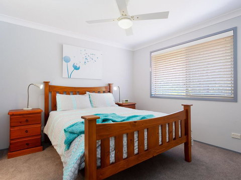 Blue Bay, 83a Rocky Point Road - Foxtel & Air Conditioning Downstairs - Accommodation Newcastle 3