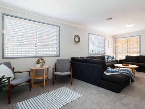 Blue Bay, 83a Rocky Point Road - Foxtel & Air Conditioning Downstairs - Accommodation Newcastle 1