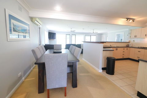 Boikon Beach House - Accommodation Newcastle 1