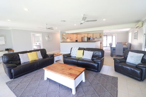 Boikon Beach House - Accommodation Newcastle 2
