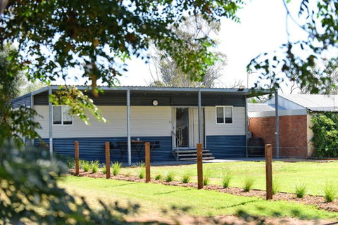 The Jetty Hut - Lake Frontage Barmera Riverland - Accommodation Newcastle 1