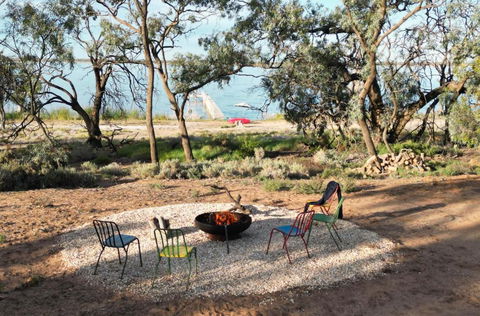 The Jetty Hut - Lake Frontage Barmera Riverland - Accommodation Newcastle 3