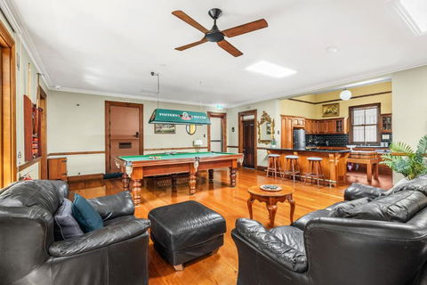 The Mansion - Accommodation Newcastle 2