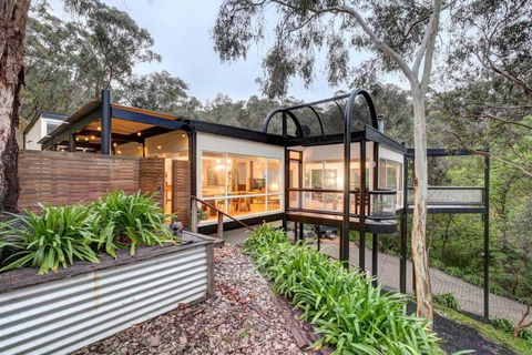 The Treehouse - Accommodation Newcastle 0