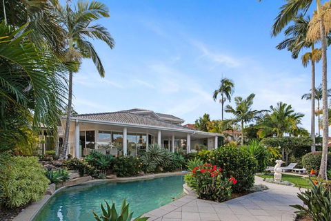 Westlake Getaway - Relaxing Pool & Golf Links - Accommodation Newcastle 2