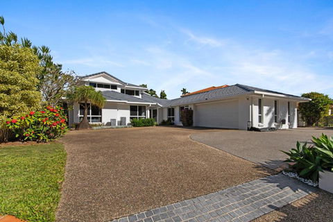 Westlake Getaway - Relaxing Pool & Golf Links - Accommodation Newcastle 1