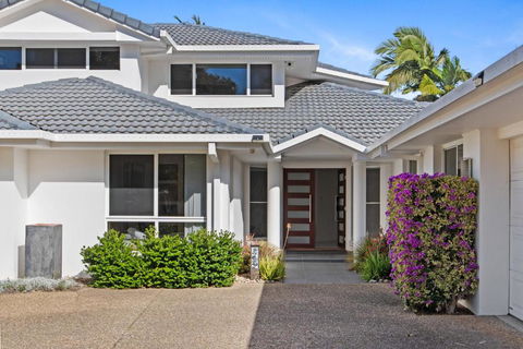 Westlake Getaway - Relaxing Pool & Golf Links - Accommodation Newcastle 0