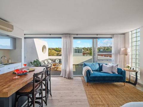XQ Collection La Casa De Frida - Modern Studio With Balcony - Accommodation Newcastle 2