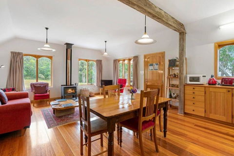 Wine Loft - Cosy Country Retreat With Ocean Views - Accommodation Newcastle 1