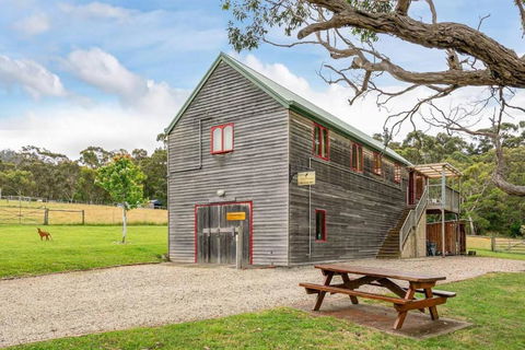 Wine Loft - Cosy Country Retreat With Ocean Views - Accommodation Newcastle 0