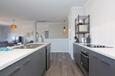 Xanadu - Aldinga Beach - C21 SouthCoast Holidays - Accommodation Newcastle 3