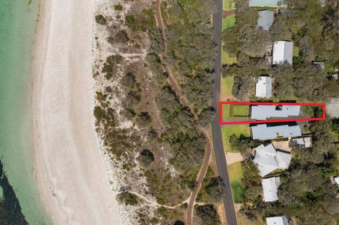 XYZ Holiday Home - Accommodation Newcastle 0