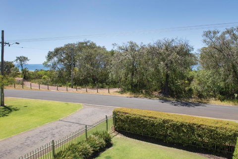 XYZ Holiday Home - Accommodation Newcastle 2
