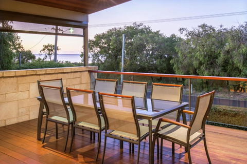 XYZ Holiday Home - Accommodation Newcastle 3