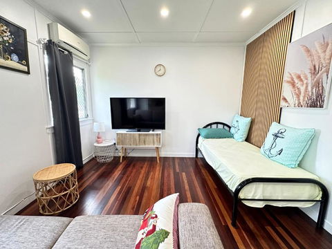 Zen Escape Guest House- Hidden Little Gem, Funky Corner, Boutique Granny Flat - Accommodation Newcastle 3