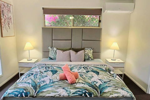 Relaxing Hamptons Style Home In Forest Lake - Accommodation Newcastle 0