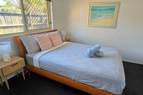 Relaxing Hamptons Style Home In Forest Lake - Accommodation Newcastle 2