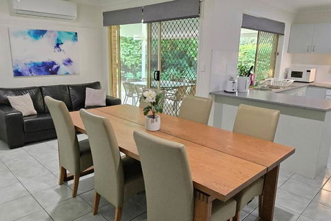 Relaxing Hamptons Style Home In Forest Lake - Accommodation Newcastle 3