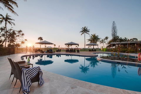 Tangalooma Island Resort Whale Watching Day Cruise With Dolphin Feeding - Accommodation Newcastle 4